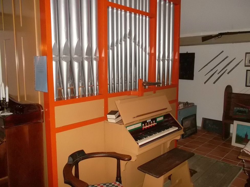 Kirkens gamle orgel, der er funktionsdygtigt har også fundet en plads i museet