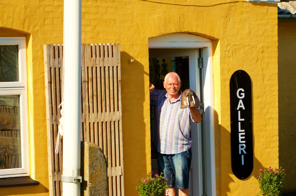 Galleriejeren med Hvalroshoved ( i hånden ! ).